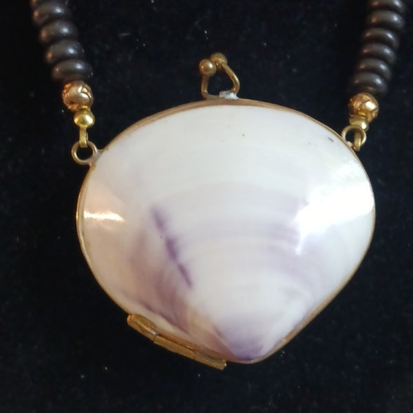 Vtg. Shell W Kiss Lock 50s Pendant Necklace.