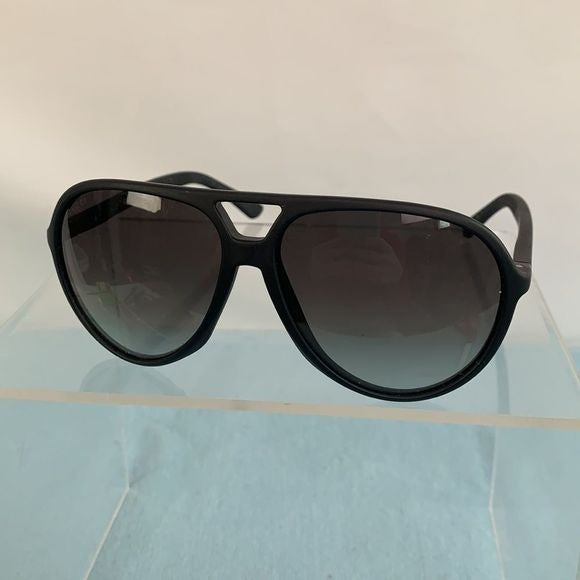 Gucci black frame aviator with case