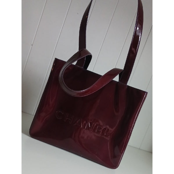 CHANEL WINE PATENT SMALL TOTE BAG.