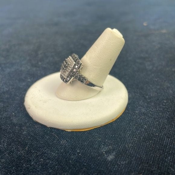 Item 916/10 kt with Black Diamonds Ring
