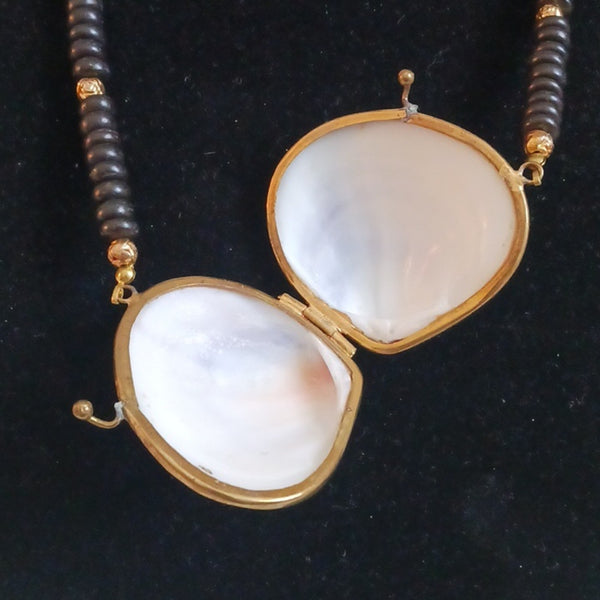 Vtg. Shell W Kiss Lock 50s Pendant Necklace.