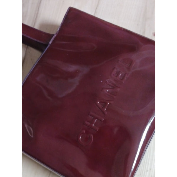 CHANEL WINE PATENT SMALL TOTE BAG.