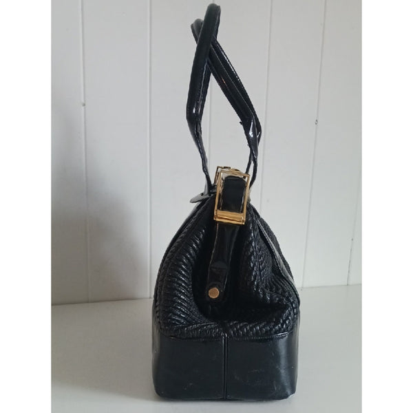 JUDITH LEIBER BLK TEXTURED AND PATENT BAG.