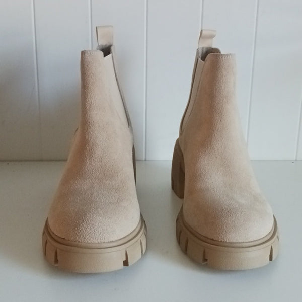 Steve Madden Tan Lugg Sole Suede Ankle Boots.