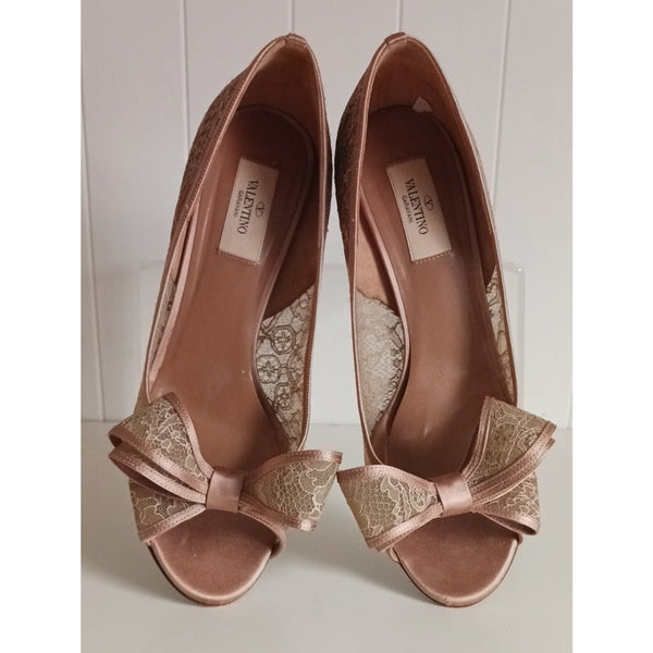 VALENTINO TAN LACE PEEP TOE W BOW PUMPS.