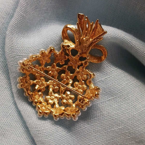 Pearl Bouquet W Gold Bow.