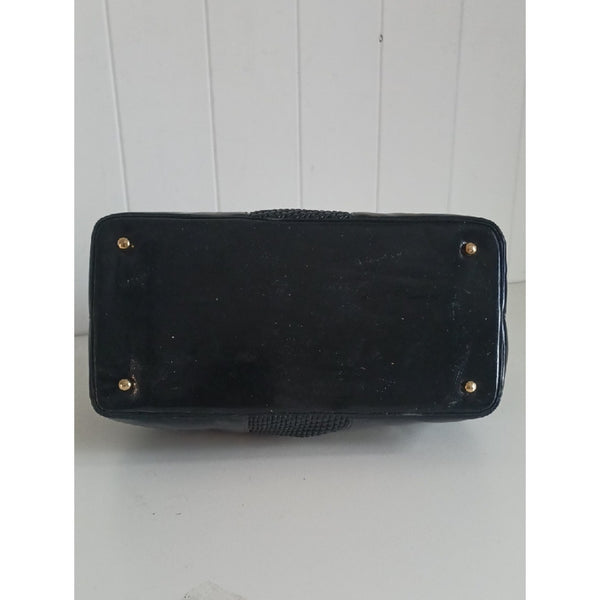 JUDITH LEIBER BLK TEXTURED AND PATENT BAG.