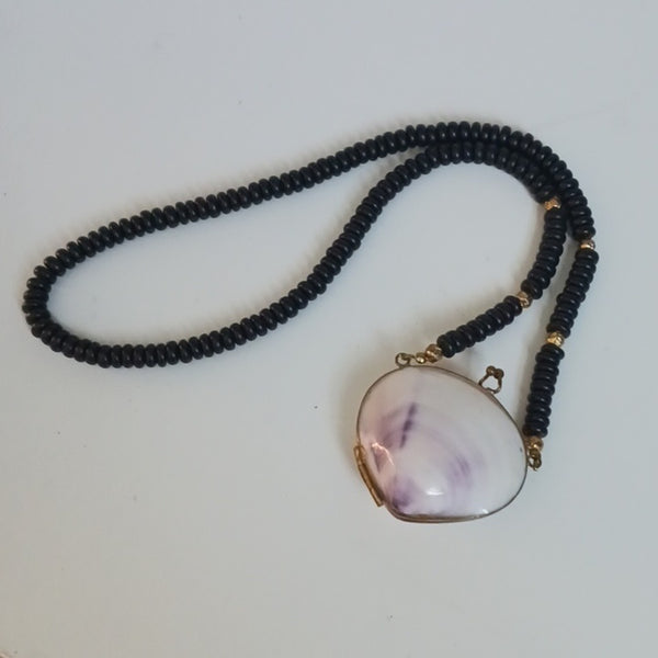 Vtg. Shell W Kiss Lock 50s Pendant Necklace.