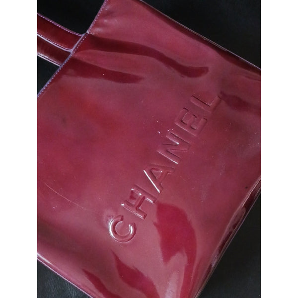 CHANEL WINE PATENT SMALL TOTE BAG.