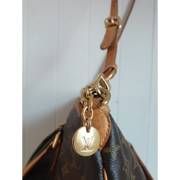 LOUIS VUITTON VTG STRAP SATCHEL BAG.