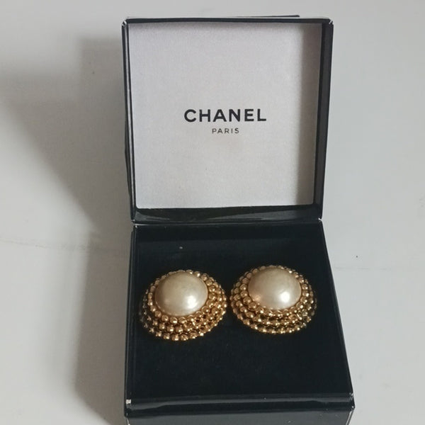 CHANEL Vintage Large Pearl Gold Circle Earrings
