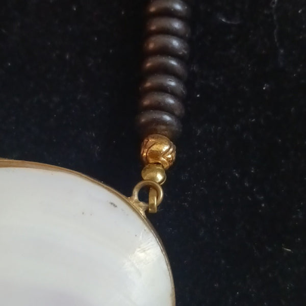 Vtg. Shell W Kiss Lock 50s Pendant Necklace.