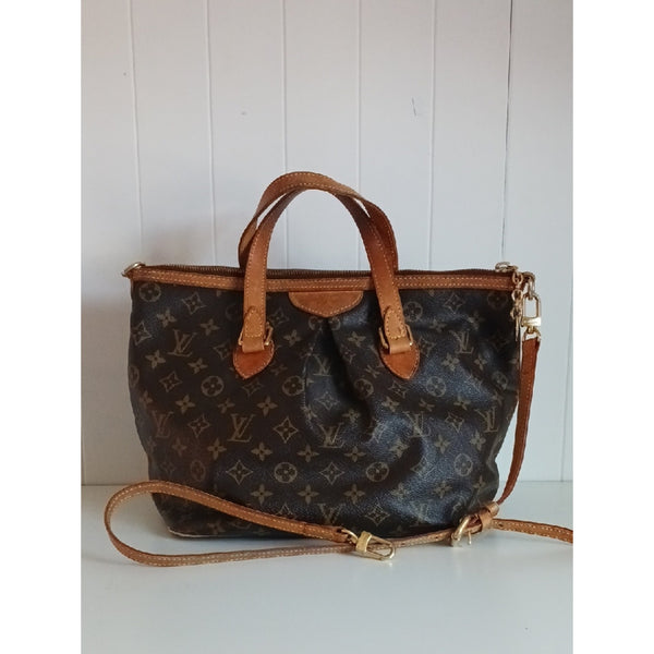 LOUIS VUITTON VTG STRAP SATCHEL BAG.