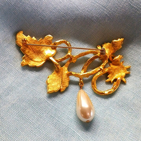 Avon Vtg Gold W Bee Pearl.