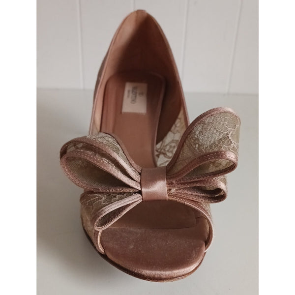 VALENTINO TAN LACE PEEP TOE W BOW PUMPS.