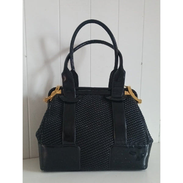 JUDITH LEIBER BLK TEXTURED AND PATENT BAG.