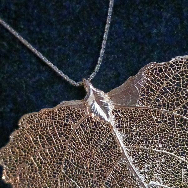 Vtg Gold Leaf Pendant Necklace.