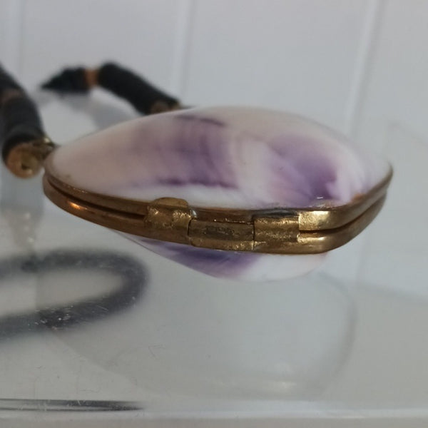 Vtg. Shell W Kiss Lock 50s Pendant Necklace.
