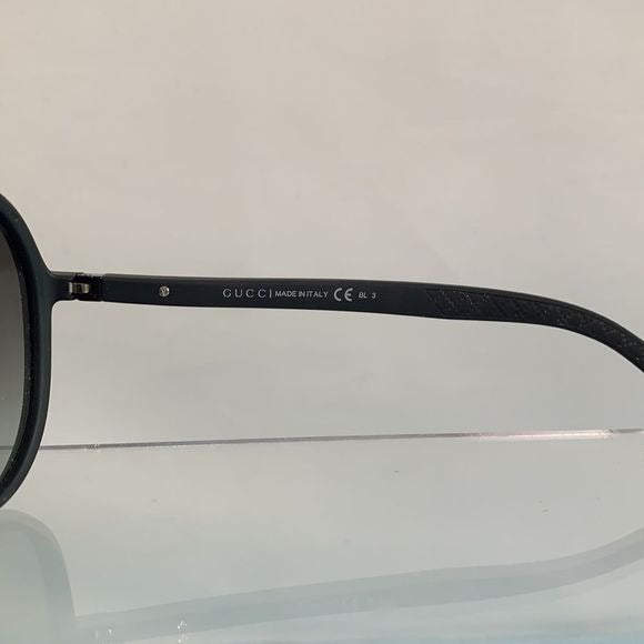 Gucci black frame aviator with case