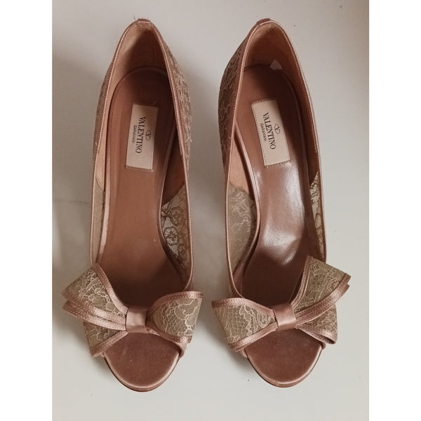 VALENTINO TAN LACE PEEP TOE W BOW PUMPS.