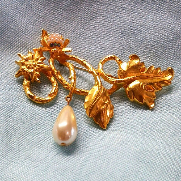 Avon Vtg Gold W Bee Pearl.