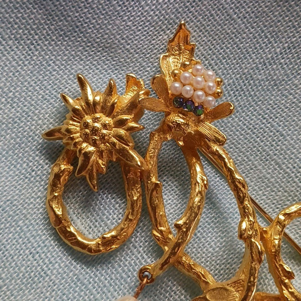 Avon Vtg Gold W Bee Pearl.