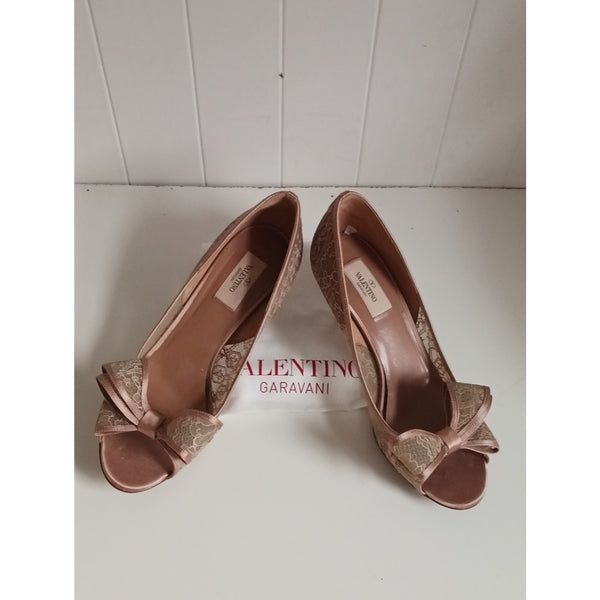 VALENTINO TAN LACE PEEP TOE W BOW PUMPS.