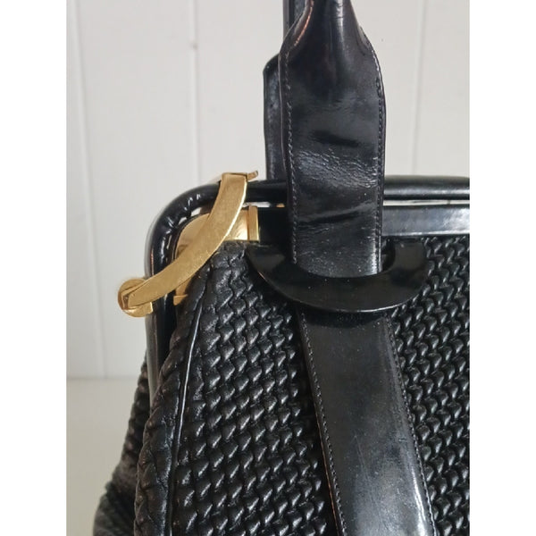 JUDITH LEIBER BLK TEXTURED AND PATENT BAG.